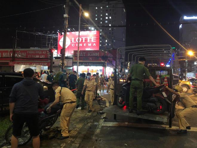 Nữ tài xế hoảng sợ vái lạy mọi người sau tai nạn tông hàng loạt xe máy ở TP. HCM - 2