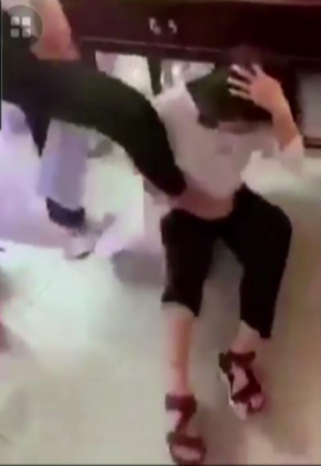 Nữ sinh bị bạn đánh, xé rách áo dài ngay trong lớp: Sở GD&ĐT Bến Tre nói gì? - 2