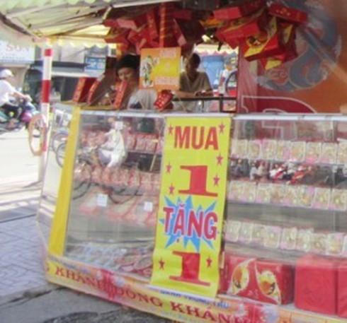 TP.HCM: Tiêu hủy lượng lớn bánh trung thu, đèn lồng Trung Quốc - ảnh 1