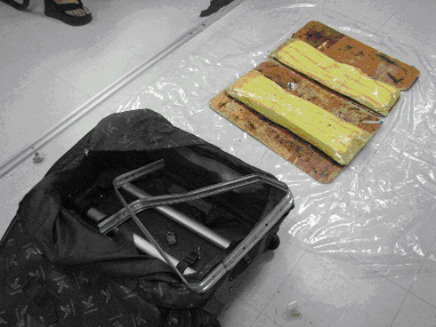 TP.HCM: Một tuần bắt giữ hơn 5kg ma túy đá vận chuyển bằng máy bay - ảnh 1