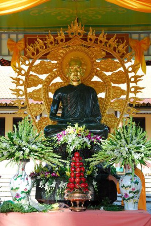 Hoàn thành tượng Phật hoàng bằng ngọc bích đầu tiên ở Việt Nam - ảnh 1