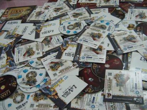 Bắt giữ hơn 240 đĩa DVD hướng dẫn đánh bài tuồn vào Việt Nam - ảnh 1