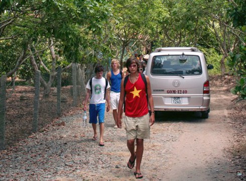 Bị ném tiền bo vào mặt, khách Pháp choáng váng - ảnh 1