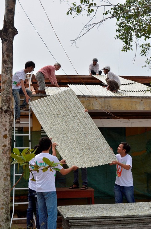 Một trường học được lợp mái từ vỏ hộp sữa tái chế - ảnh 1