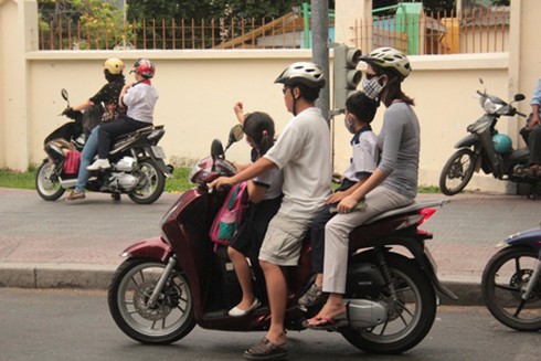 Nhiều trẻ em không đội mũ bảo hiểm ngày khai giảng - ảnh 1
