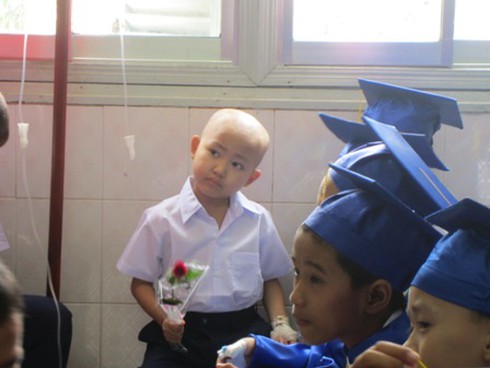 Khai giảng cảm động ở lớp học “đầu trọc” - ảnh 1