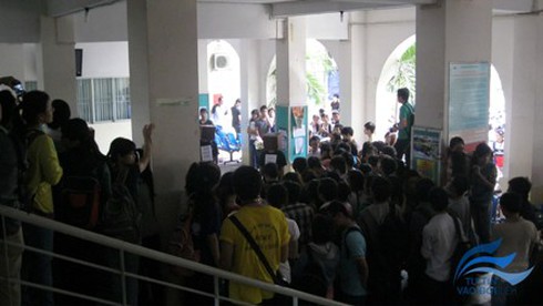 Hàng ngàn sinh viên tham gia săn việc làm thời cạnh tranh - ảnh 1