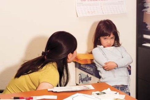 Bôi nhọ con để thỏa mãn cơn giận dữ: Con hận bố mẹ - ảnh 1