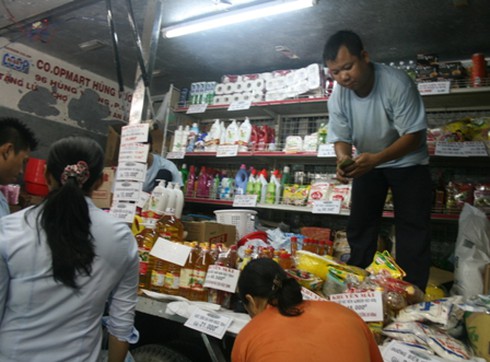 Công nhân đi chợ đêm “vớt” hàng Tết giá rẻ - ảnh 3