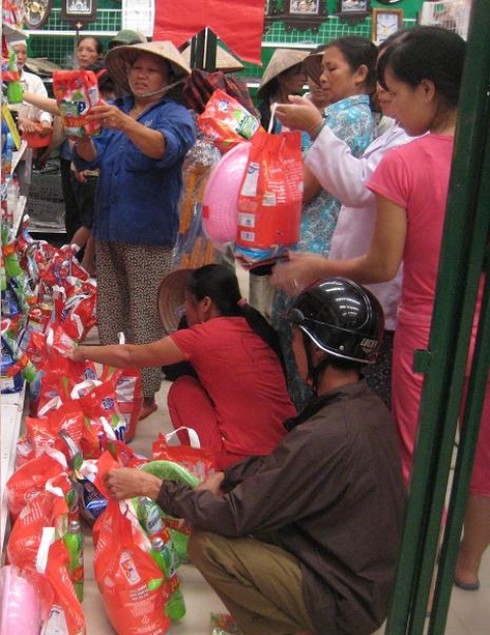 Công nhân đi chợ đêm “vớt” hàng Tết giá rẻ - ảnh 4