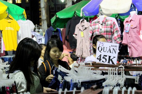 Công nhân đi chợ đêm “vớt” hàng Tết giá rẻ - ảnh 1