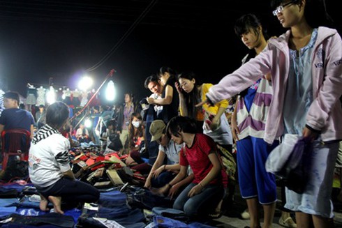 Công nhân đi chợ đêm “vớt” hàng Tết giá rẻ - ảnh 2