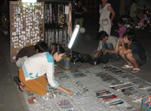 Phát hiện lô dây chuyền, lắc tay Trung Quốc chứa chất cực độc - ảnh 1