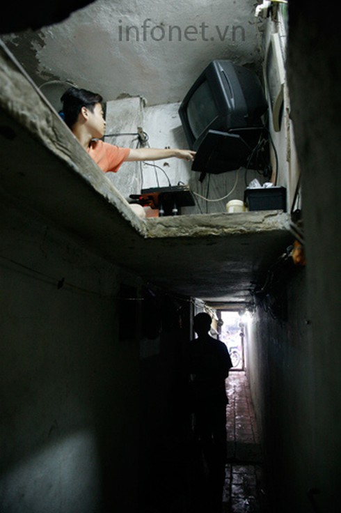 Căn nhà chỉ có thể ngồi, quỳ, bò, nằm ở trung tâm Hà Nội - ảnh 2