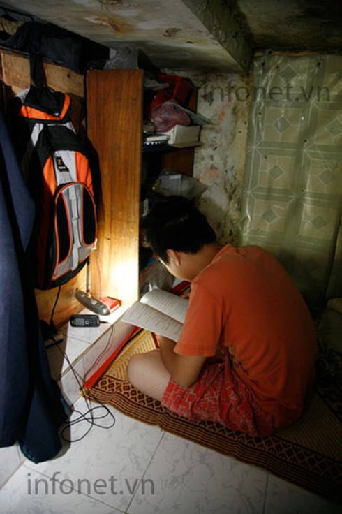 Căn nhà chỉ có thể ngồi, quỳ, bò, nằm ở trung tâm Hà Nội - ảnh 9