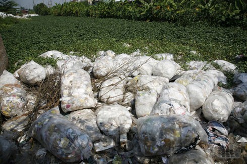 Làng tái chế nhựa: Nước đen kịt, mùi thối bủa vây - ảnh 1