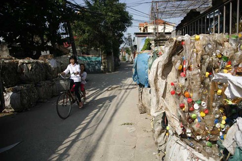 Làng tái chế nhựa: Nước đen kịt, mùi thối bủa vây - ảnh 11