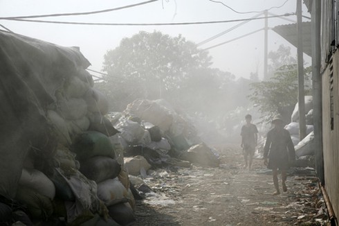 Làng tái chế nhựa: Nước đen kịt, mùi thối bủa vây - ảnh 12