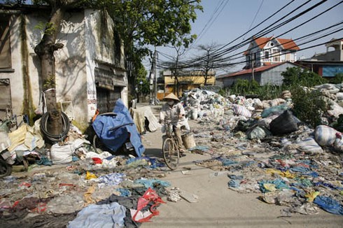 Làng tái chế nhựa: Nước đen kịt, mùi thối bủa vây - ảnh 3