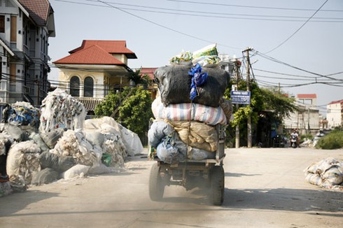 Làng tái chế nhựa: Nước đen kịt, mùi thối bủa vây - ảnh 4