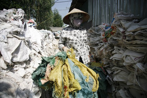 Làng tái chế nhựa: Nước đen kịt, mùi thối bủa vây - ảnh 6