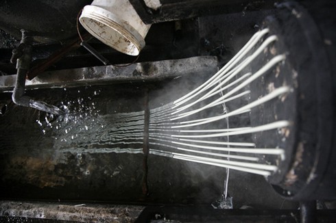 Làng tái chế nhựa: Nước đen kịt, mùi thối bủa vây - ảnh 8