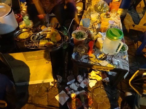Vỉa hè HN: Ban ngày tập kết rác, ban đêm bán hàng ăn - ảnh 1