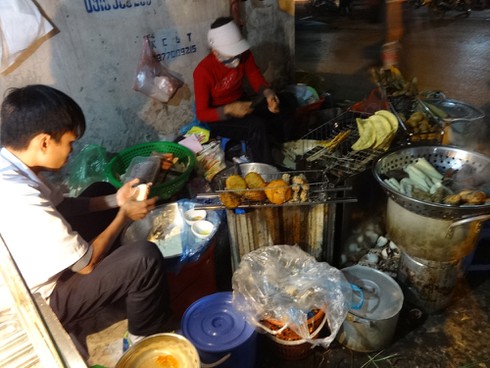 Vỉa hè HN: Ban ngày tập kết rác, ban đêm bán hàng ăn - ảnh 2