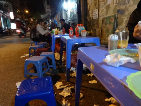 Vỉa hè HN: Ban ngày tập kết rác, ban đêm bán hàng ăn - ảnh 3