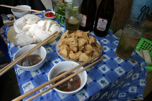 Bún đậu mắm tôm: Thực khách ăn món