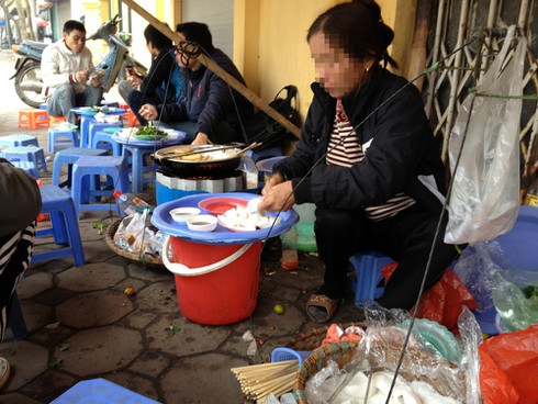 Bún đậu mắm tôm: Thực khách ăn món