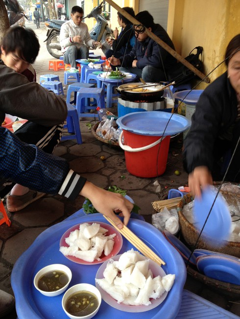 Bún đậu mắm tôm: Thực khách ăn món