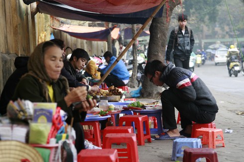 Bún đậu mắm tôm: Thực khách ăn món