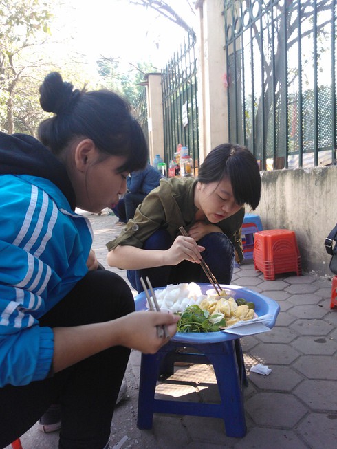 Bún đậu mắm tôm: Thực khách ăn món