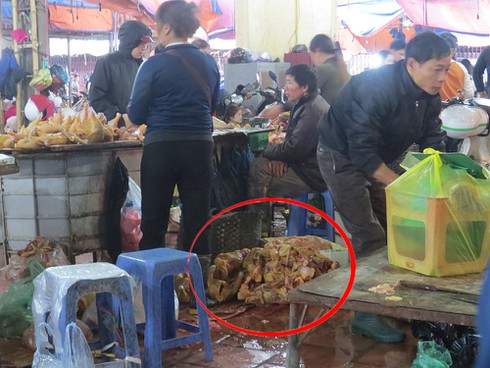 Hà Nội: Thực phẩm siêu rẻ, bày bán dưới đất - ảnh 2