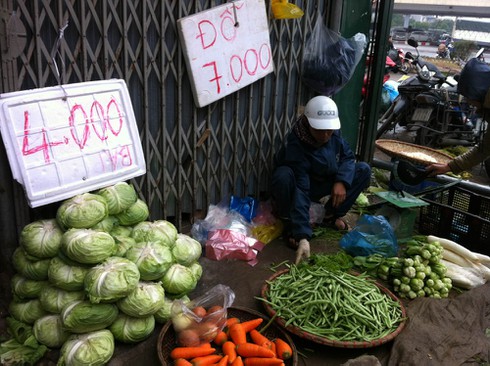 Hà Nội: Thực phẩm siêu rẻ, bày bán dưới đất - ảnh 3