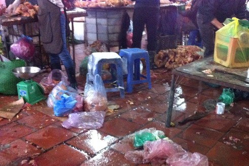 Hà Nội: Thực phẩm siêu rẻ, bày bán dưới đất - ảnh 1