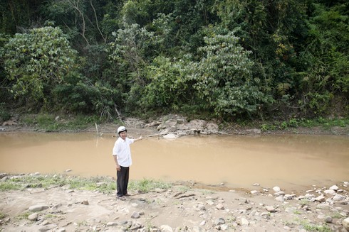 Cô giáo chui túi nilon qua suối: Cận cảnh cầu Nậm Pồ mong manh - ảnh 8