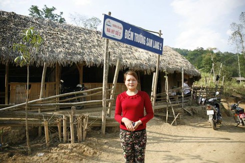 Chùm ảnh: Hành trình gian nan gặp cô giáo chui túi nilon qua suối - ảnh 9