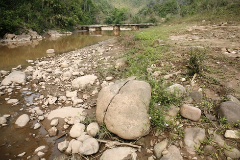 Cô giáo chui túi nilon qua suối: Cận cảnh cầu Nậm Pồ mong manh - ảnh 9