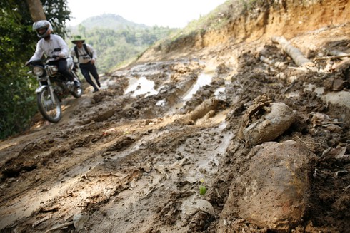 Cô giáo chui túi nilon qua suối: Cận cảnh cầu Nậm Pồ mong manh - ảnh 10