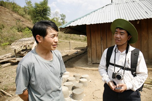 Cô giáo chui túi nilon qua suối: Cận cảnh cầu Nậm Pồ mong manh - ảnh 11