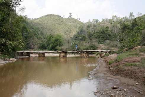 Cô giáo chui túi nilon qua suối: Cận cảnh cầu Nậm Pồ mong manh - ảnh 1