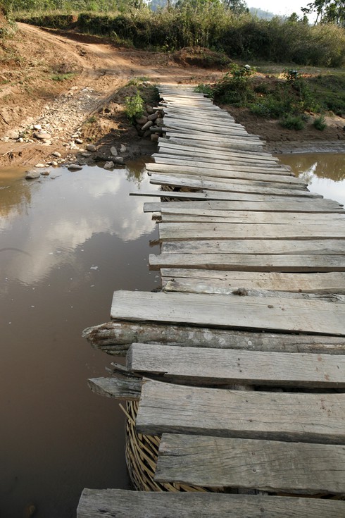 Cô giáo chui túi nilon qua suối: Cận cảnh cầu Nậm Pồ mong manh - ảnh 2