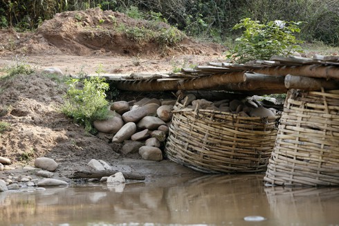 Cô giáo chui túi nilon qua suối: Cận cảnh cầu Nậm Pồ mong manh - ảnh 3