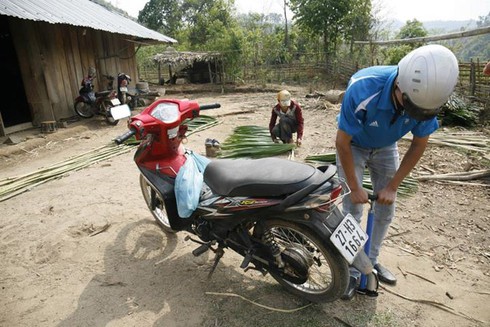 Chùm ảnh: Hành trình gian nan gặp cô giáo chui túi nilon qua suối - ảnh 3