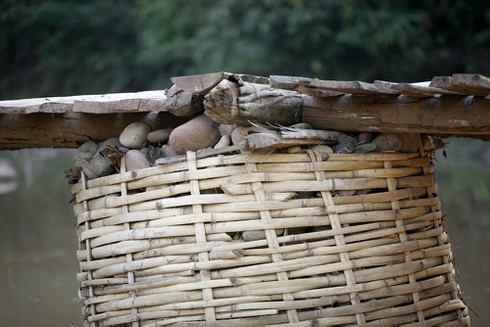 Cô giáo chui túi nilon qua suối: Cận cảnh cầu Nậm Pồ mong manh - ảnh 4