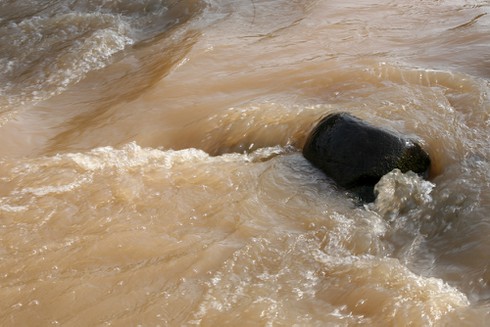 Cô giáo chui túi nilon qua suối: Cận cảnh cầu Nậm Pồ mong manh - ảnh 5