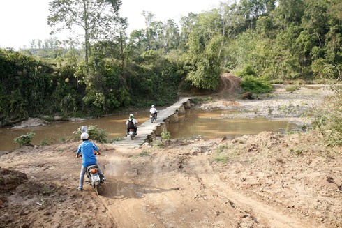 Cô giáo chui túi nilon qua suối: Cận cảnh cầu Nậm Pồ mong manh - ảnh 6