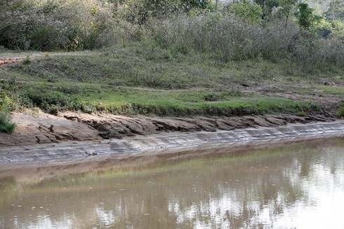 Cô giáo chui túi nilon qua suối: Cận cảnh cầu Nậm Pồ mong manh - ảnh 7